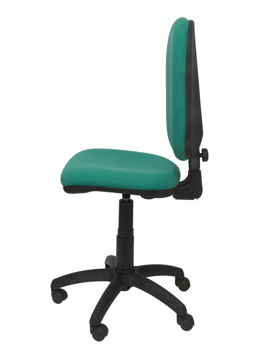 Chaise de bureau Aýna avec mécanisme Contact permanent de base, rembourrée de tissu vert émeraude. Équipée d'une base en polyamide noir, sans accoudoirs et de roulettes en nylon de 50 mm.