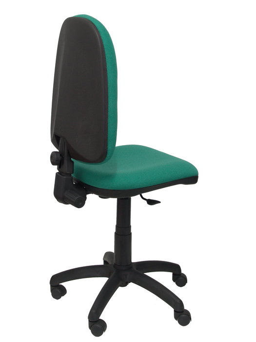Chaise de bureau Aýna avec mécanisme Contact permanent de base, rembourrée de tissu vert émeraude. Équipée d'une base en polyamide noir, sans accoudoirs et de roulettes en nylon de 50 mm.