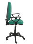 Chaise de bureau Aýna avec mécanisme Contact permanent de base, revêtue de tissu vert émeraude. Équipée d'une base en polyamide noir, d'accoudoirs fixes et de roulettes en nylon de 50 mm.