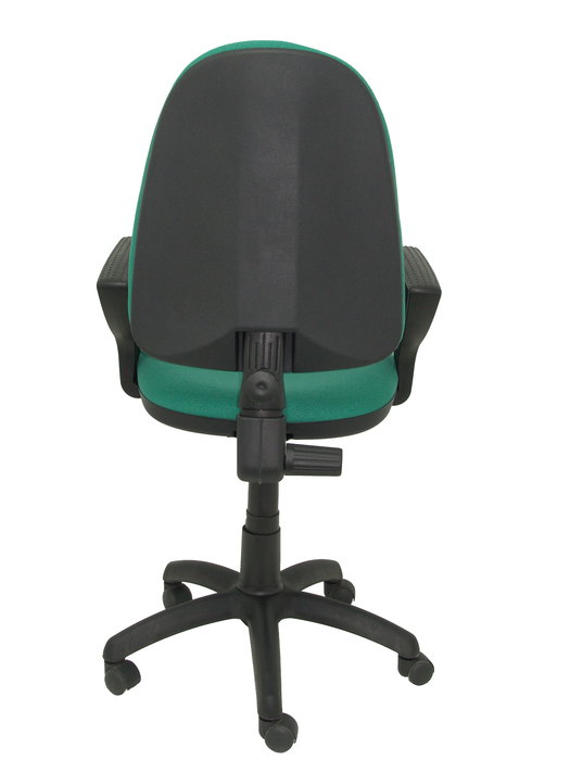 Chaise de bureau Aýna avec mécanisme Contact permanent de base, revêtue de tissu vert émeraude. Équipée d'une base en polyamide noir, d'accoudoirs fixes et de roulettes en nylon de 50 mm.