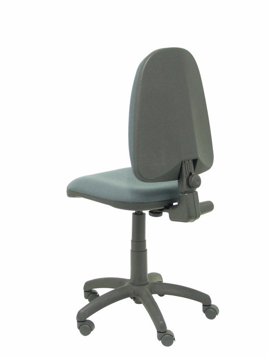 Chaise de bureau Aýna avec mécanisme Contact permanent de base, revêtue de tissu gris foncé. Équipée d'une base en polyamide noir, sans accoudoirs et de roulettes en nylon de 50 mm.
