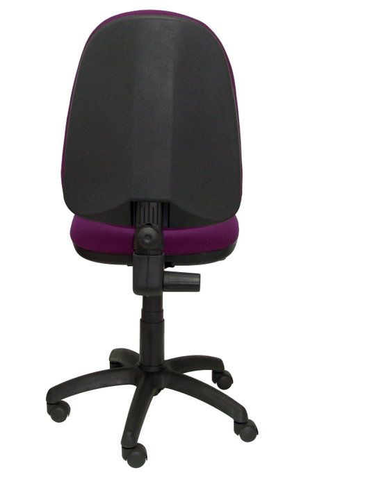 Chaise de bureau Aýna avec mécanisme Contact permanent de base, rembourrée de tissu violet. Équipée d'une base en polyamide noir, sans accoudoirs et de roulettes en nylon de 50 mm.