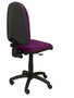 Chaise de bureau Aýna avec mécanisme Contact permanent de base, rembourrée de tissu violet. Équipée d'une base en polyamide noir, sans accoudoirs et de roulettes en nylon de 50 mm.