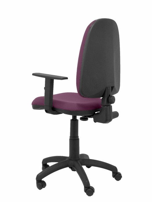 Chaise de bureau Aýna avec mécanisme Contact permanent de base, rembourrée de tissu violet. Équipée d'une base en polyamide noir, d'accoudoirs 1D et de roulettes en nylon de 50 mm