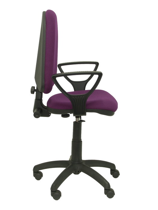 Chaise de bureau Aýna avec mécanisme Contact permanent de base, revêtue de tissu violet. Équipée d'une base en polyamide noir, d'accoudoirs fixes et de roulettes en nylon de 50 mm
