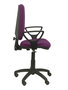 Chaise de bureau Aýna avec mécanisme Contact permanent de base, revêtue de tissu violet. Équipée d'une base en polyamide noir, d'accoudoirs fixes et de roulettes en nylon de 50 mm