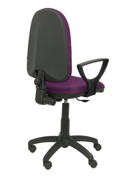 Chaise de bureau Aýna avec mécanisme Contact permanent de base, revêtue de tissu violet. Équipée d'une base en polyamide noir, d'accoudoirs fixes et de roulettes en nylon de 50 mm