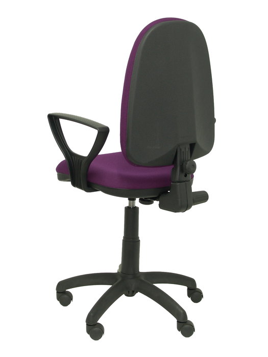 Chaise de bureau Aýna avec mécanisme Contact permanent de base, revêtue de tissu violet. Équipée d'une base en polyamide noir, d'accoudoirs fixes et de roulettes en nylon de 50 mm