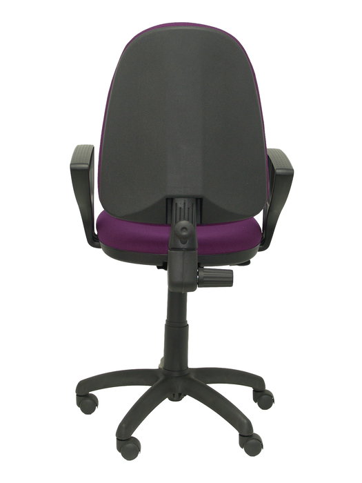 Chaise de bureau Aýna avec mécanisme Contact permanent de base, revêtue de tissu violet. Équipée d'une base en polyamide noir, d'accoudoirs fixes et de roulettes en nylon de 50 mm