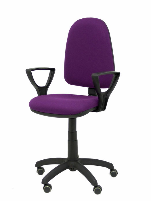 Chaise de bureau Aýna avec mécanisme Contact permanent de base, revêtue de tissu violet. Équipée d'une base en polyamide noir, d'accoudoirs fixes et de roulettes pour parquet