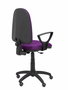 Chaise de bureau Aýna avec mécanisme Contact permanent de base, revêtue de tissu violet. Équipée d'une base en polyamide noir, d'accoudoirs fixes et de roulettes pour parquet