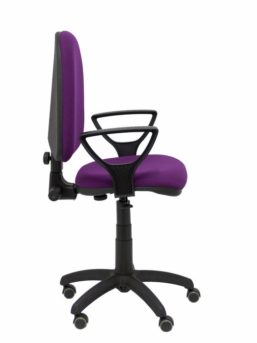 Chaise de bureau Aýna avec mécanisme Contact permanent de base, revêtue de tissu violet. Équipée d'une base en polyamide noir, d'accoudoirs fixes et de roulettes pour parquet