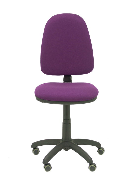 Chaise de bureau Aýna avec mécanisme Contact permanent de base, revêtue de tissu violet. Équipée d'une base en polyamide noir, sans accoudoirs et avec roulettes pour parquet