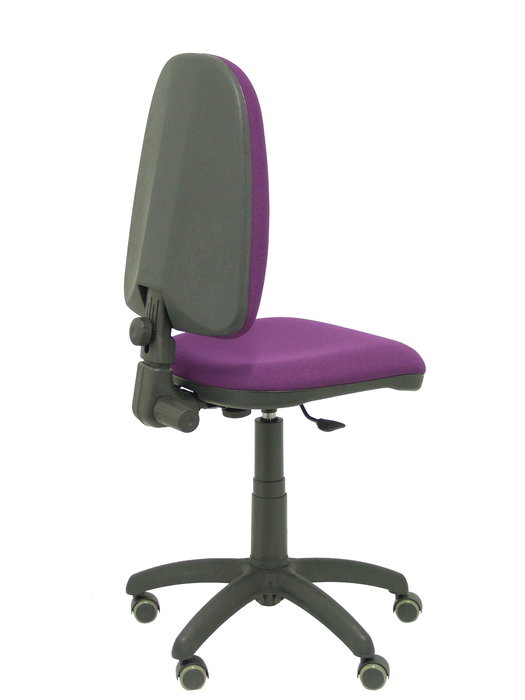 Chaise de bureau Aýna avec mécanisme Contact permanent de base, revêtue de tissu violet. Équipée d'une base en polyamide noir, sans accoudoirs et avec roulettes pour parquet