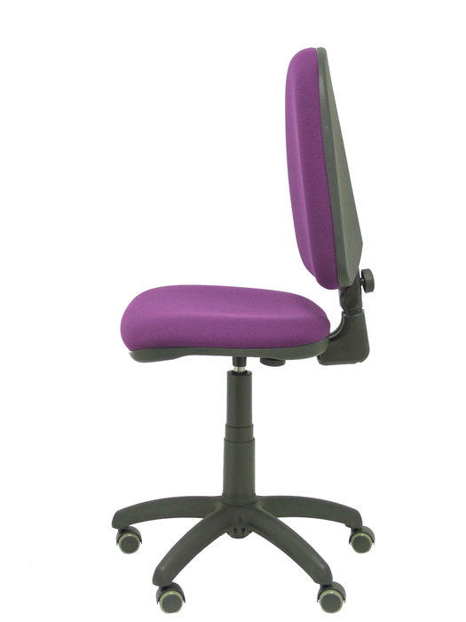 Chaise de bureau Aýna avec mécanisme Contact permanent de base, revêtue de tissu violet. Équipée d'une base en polyamide noir, sans accoudoirs et avec roulettes pour parquet
