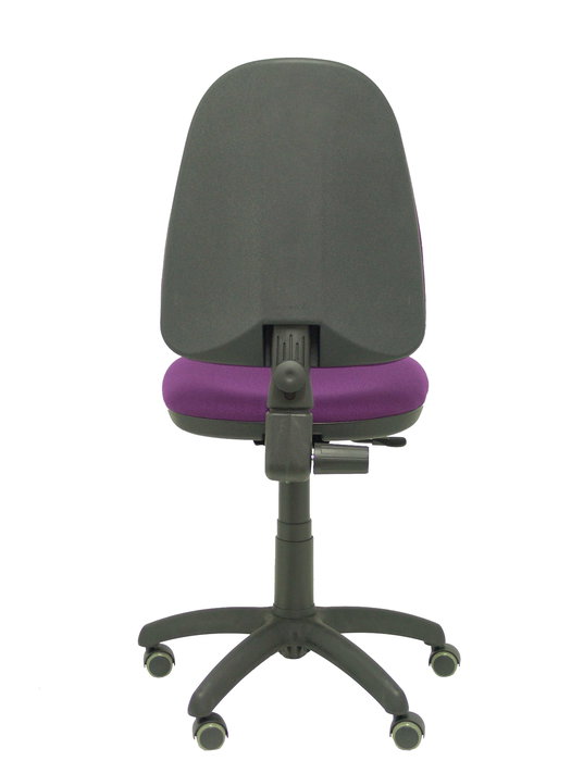 Chaise de bureau Aýna avec mécanisme Contact permanent de base, revêtue de tissu violet. Équipée d'une base en polyamide noir, sans accoudoirs et avec roulettes pour parquet