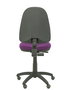 Chaise de bureau Aýna avec mécanisme Contact permanent de base, revêtue de tissu violet. Équipée d'une base en polyamide noir, sans accoudoirs et avec roulettes pour parquet