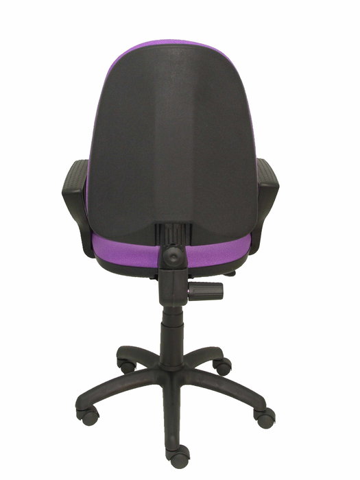 Chaise de bureau Aýna avec mécanisme Contact permanent de base, rembourrée de tissu couleur lilas. Équipée d'une base en polyamide noir, d'accoudoirs fixes et de roulettes en nylon de 50 mm.