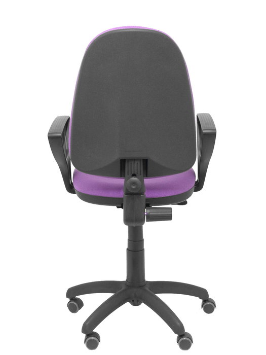 Chaise de bureau Aýna avec mécanisme Contact permanent de base, revêtue de tissu couleur lilas. Équipée d'une base en polyamide noir, d'accoudoirs fixes et de roulettes pour parquet