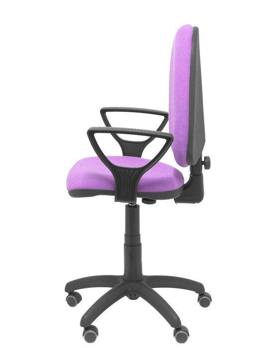 Chaise de bureau Aýna avec mécanisme Contact permanent de base, revêtue de tissu couleur lilas. Équipée d'une base en polyamide noir, d'accoudoirs fixes et de roulettes pour parquet