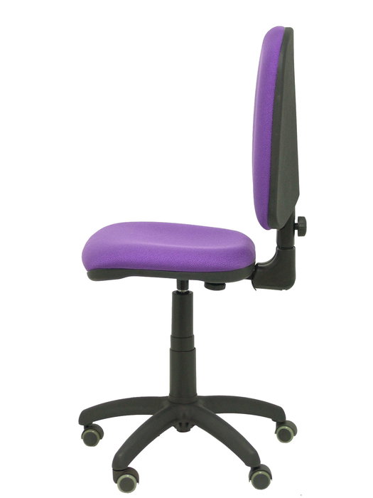 Chaise de bureau Aýna avec mécanisme Contact permanent de base, rembourrée de tissu couleur lilas. Équipée d'une base en polyamide noir, sans accoudoirs et avec des roulettes pour parquet.