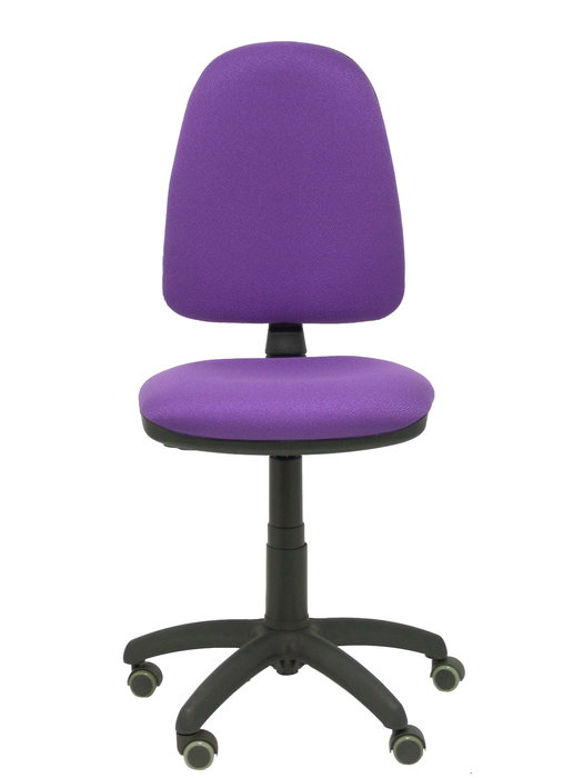 Chaise de bureau Aýna avec mécanisme Contact permanent de base, rembourrée de tissu couleur lilas. Équipée d'une base en polyamide noir, sans accoudoirs et avec des roulettes pour parquet.