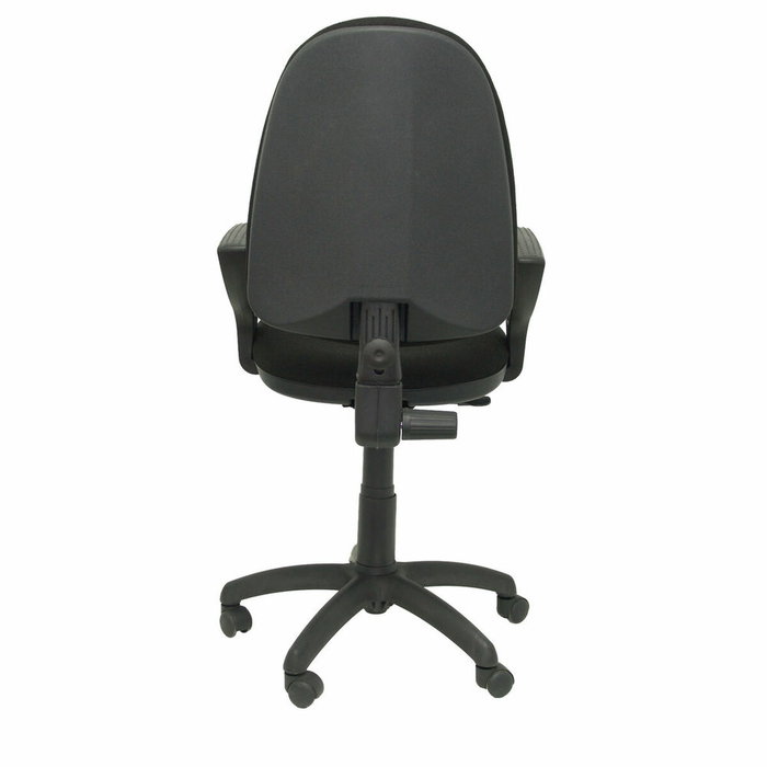 Chaise de bureau Aýna avec mécanisme Contact permanent de base, revêtue de tissu noir. Équipée d'une base en polyamide noir, d'accoudoirs fixes et de roulettes en nylon de 50 mm.