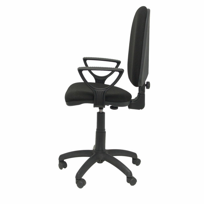 Chaise de bureau Aýna avec mécanisme Contact permanent de base, revêtue de tissu noir. Équipée d'une base en polyamide noir, d'accoudoirs fixes et de roulettes en nylon de 50 mm.