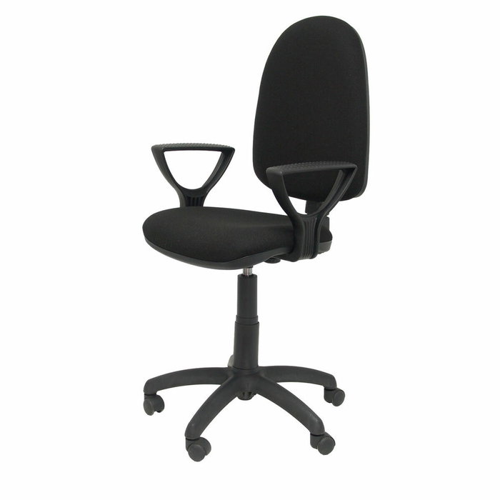 Chaise de bureau Aýna avec mécanisme Contact permanent de base, revêtue de tissu noir. Équipée d'une base en polyamide noir, d'accoudoirs fixes et de roulettes en nylon de 50 mm.