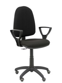Chaise de bureau Aýna avec mécanisme Contact permanent de base, revêtue de tissu noir. Équipée d'une base en polyamide noir, d'accoudoirs fixes et de roulettes pour parquet