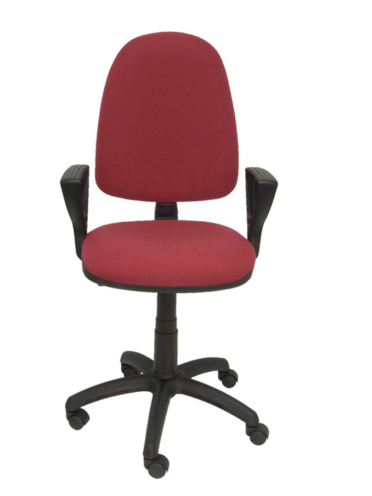 Chaise de bureau Aýna avec mécanisme Contact permanent de base, revêtue de tissu couleur grenat. Équipée d'une base en polyamide noir, d'accoudoirs fixes et de roulettes en nylon de 50 mm.