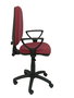 Chaise de bureau Aýna avec mécanisme Contact permanent de base, revêtue de tissu couleur grenat. Équipée d'une base en polyamide noir, d'accoudoirs fixes et de roulettes en nylon de 50 mm.