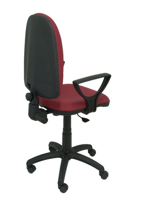 Chaise de bureau Aýna avec mécanisme Contact permanent de base, revêtue de tissu couleur grenat. Équipée d'une base en polyamide noir, d'accoudoirs fixes et de roulettes en nylon de 50 mm.
