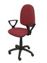 Chaise de bureau Aýna avec mécanisme Contact permanent de base, revêtue de tissu couleur grenat. Équipée d'une base en polyamide noir, d'accoudoirs fixes et de roulettes en nylon de 50 mm.