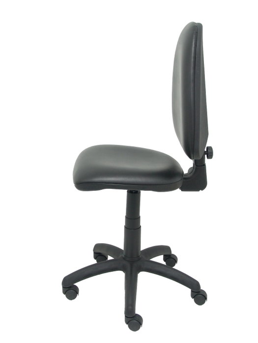 Chaise de bureau Aýna avec mécanisme Contact permanent de base, rembourrée en simili cuir noir. Équipée d'une base en polyamide noir, sans accoudoirs et de roulettes en nylon de 50 mm.