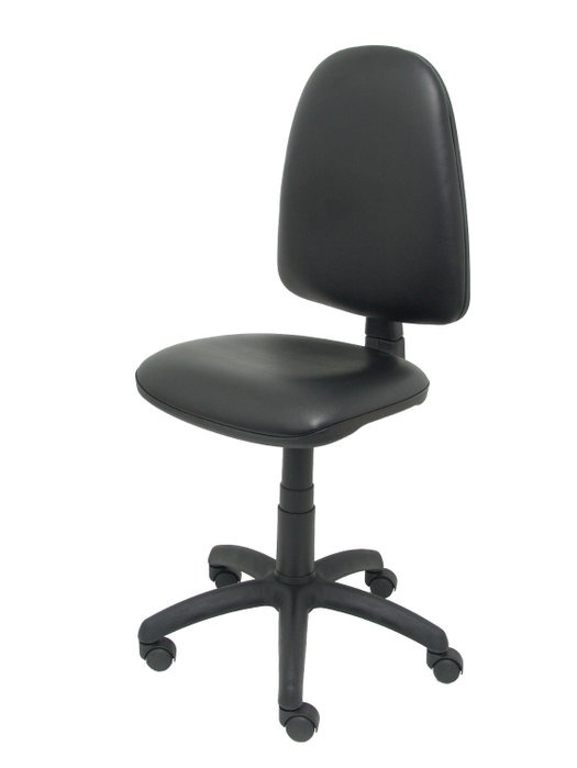 Chaise de bureau Aýna avec mécanisme Contact permanent de base, rembourrée en simili cuir noir. Équipée d'une base en polyamide noir, sans accoudoirs et de roulettes en nylon de 50 mm.