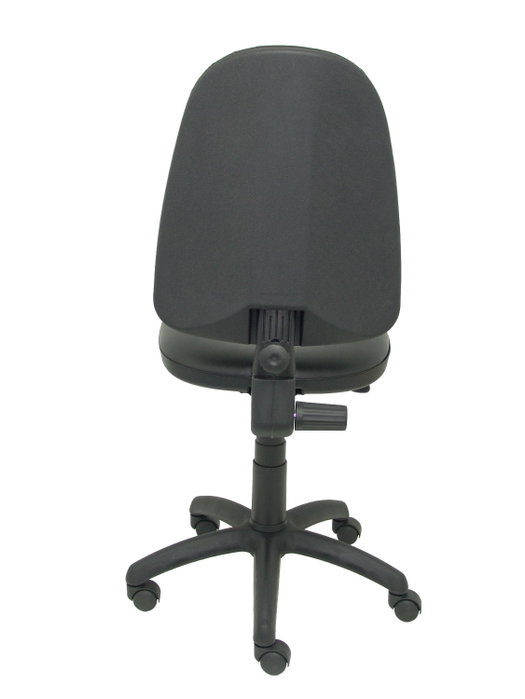 Chaise de bureau Aýna avec mécanisme Contact permanent de base, rembourrée en simili cuir noir. Équipée d'une base en polyamide noir, sans accoudoirs et de roulettes en nylon de 50 mm.