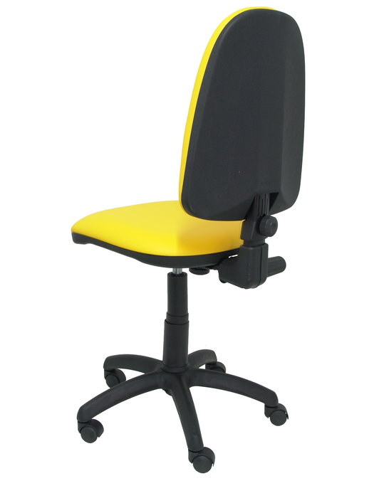 Chaise de bureau Aýna avec mécanisme Contact permanent de base, rembourrée en simili cuir jaune. Équipée d'une base en polyamide noir, sans accoudoirs et avec des roulettes en nylon de 50 mm.