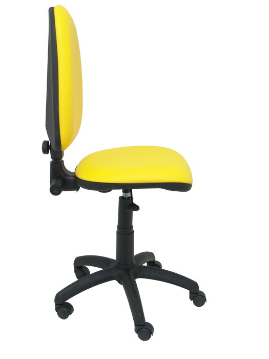 Chaise de bureau Aýna avec mécanisme Contact permanent de base, rembourrée en simili cuir jaune. Équipée d'une base en polyamide noir, sans accoudoirs et avec des roulettes en nylon de 50 mm.