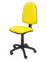 Chaise de bureau Aýna avec mécanisme Contact permanent de base, rembourrée en simili cuir jaune. Équipée d'une base en polyamide noir, sans accoudoirs et avec des roulettes en nylon de 50 mm.