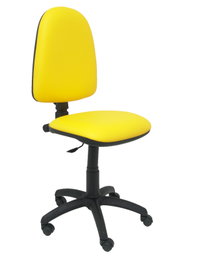 Chaise de bureau Aýna avec mécanisme Contact permanent de base, rembourrée en simili cuir jaune. Équipée d'une base en polyamide noir, sans accoudoirs et avec des roulettes en nylon de 50 mm.