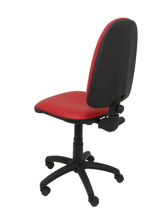 Chaise de bureau Aýna avec mécanisme Contact permanent de base, rembourrée en simili cuir rouge. Équipée d'une base en polyamide noir, sans accoudoirs et avec des roulettes en nylon de 50 mm.