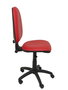 Chaise de bureau Aýna avec mécanisme Contact permanent de base, rembourrée en simili cuir rouge. Équipée d'une base en polyamide noir, sans accoudoirs et avec des roulettes en nylon de 50 mm.