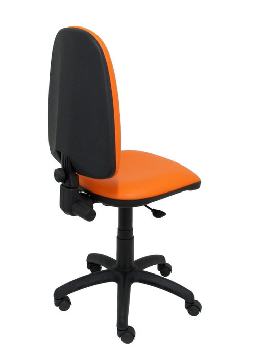 Chaise de bureau Aýna avec mécanisme Contact permanent de base, rembourrée en simili cuir orange. Équipée d'une base en polyamide noir, sans accoudoirs et de roulettes en nylon de 50 mm. Chaise de bureau Aýna avec mécanisme Contact permanent de base, rembourrée en simili cuir orange. Équipée d'une base en polyamide noir, sans accoudoirs et de roulettes en nylon de 50 mm.