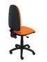 Chaise de bureau Aýna avec mécanisme Contact permanent de base, rembourrée en simili cuir orange. Équipée d'une base en polyamide noir, sans accoudoirs et de roulettes en nylon de 50 mm.