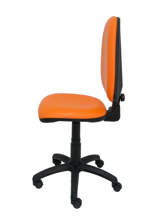 Chaise de bureau Aýna avec mécanisme Contact permanent de base, rembourrée en simili cuir orange. Équipée d'une base en polyamide noir, sans accoudoirs et de roulettes en nylon de 50 mm. Chaise de bureau Aýna avec mécanisme Contact permanent de base, rembourrée en simili cuir orange. Équipée d'une base en polyamide noir, sans accoudoirs et de roulettes en nylon de 50 mm.