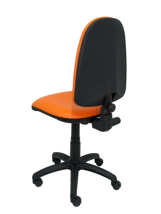 Chaise de bureau Aýna avec mécanisme Contact permanent de base, rembourrée en simili cuir orange. Équipée d'une base en polyamide noir, sans accoudoirs et de roulettes en nylon de 50 mm. Chaise de bureau Aýna avec mécanisme Contact permanent de base, rembourrée en simili cuir orange. Équipée d'une base en polyamide noir, sans accoudoirs et de roulettes en nylon de 50 mm.