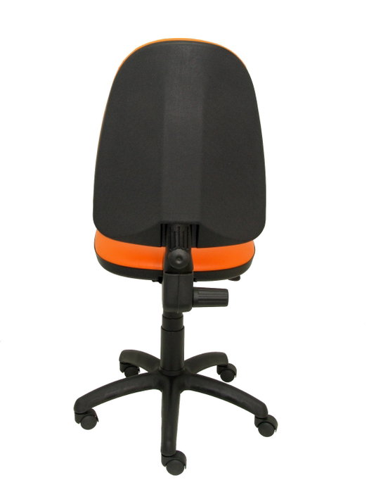 Chaise de bureau Aýna avec mécanisme Contact permanent de base, rembourrée en simili cuir orange. Équipée d'une base en polyamide noir, sans accoudoirs et de roulettes en nylon de 50 mm. Chaise de bureau Aýna avec mécanisme Contact permanent de base, rembourrée en simili cuir orange. Équipée d'une base en polyamide noir, sans accoudoirs et de roulettes en nylon de 50 mm.