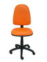 Chaise de bureau Aýna avec mécanisme Contact permanent de base, rembourrée en simili cuir orange. Équipée d'une base en polyamide noir, sans accoudoirs et de roulettes en nylon de 50 mm.