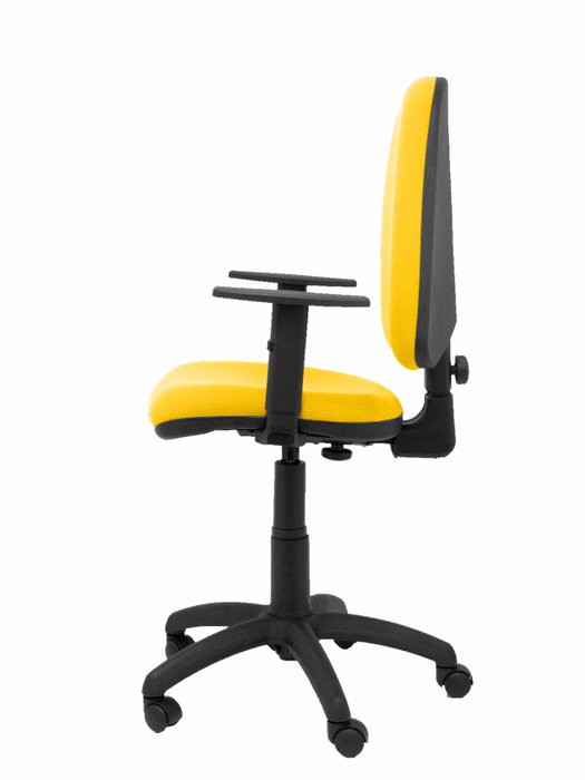 Chaise de bureau Aýna avec mécanisme Contact permanent de base, revêtue de tissu jaune. Équipée d'une base en polyamide noir, d'accoudoirs 1D et de roulettes en nylon de 50 mm.